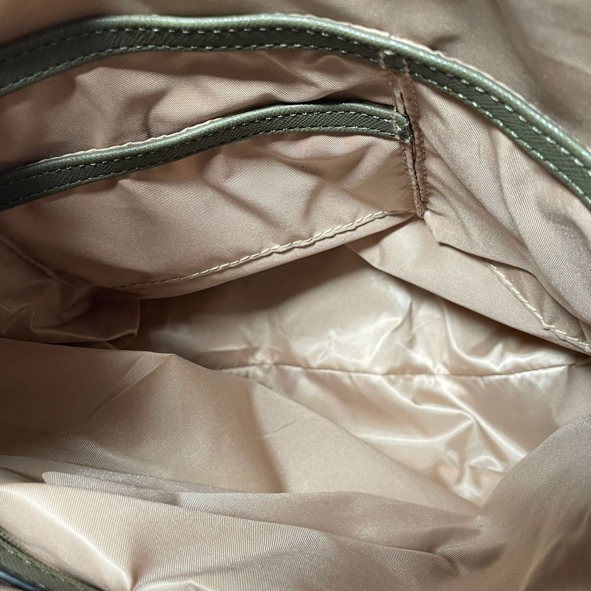 Mochila Guess Verde Militar con Rosa